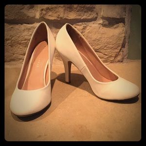 Kelly and Katie white heels size 8.5